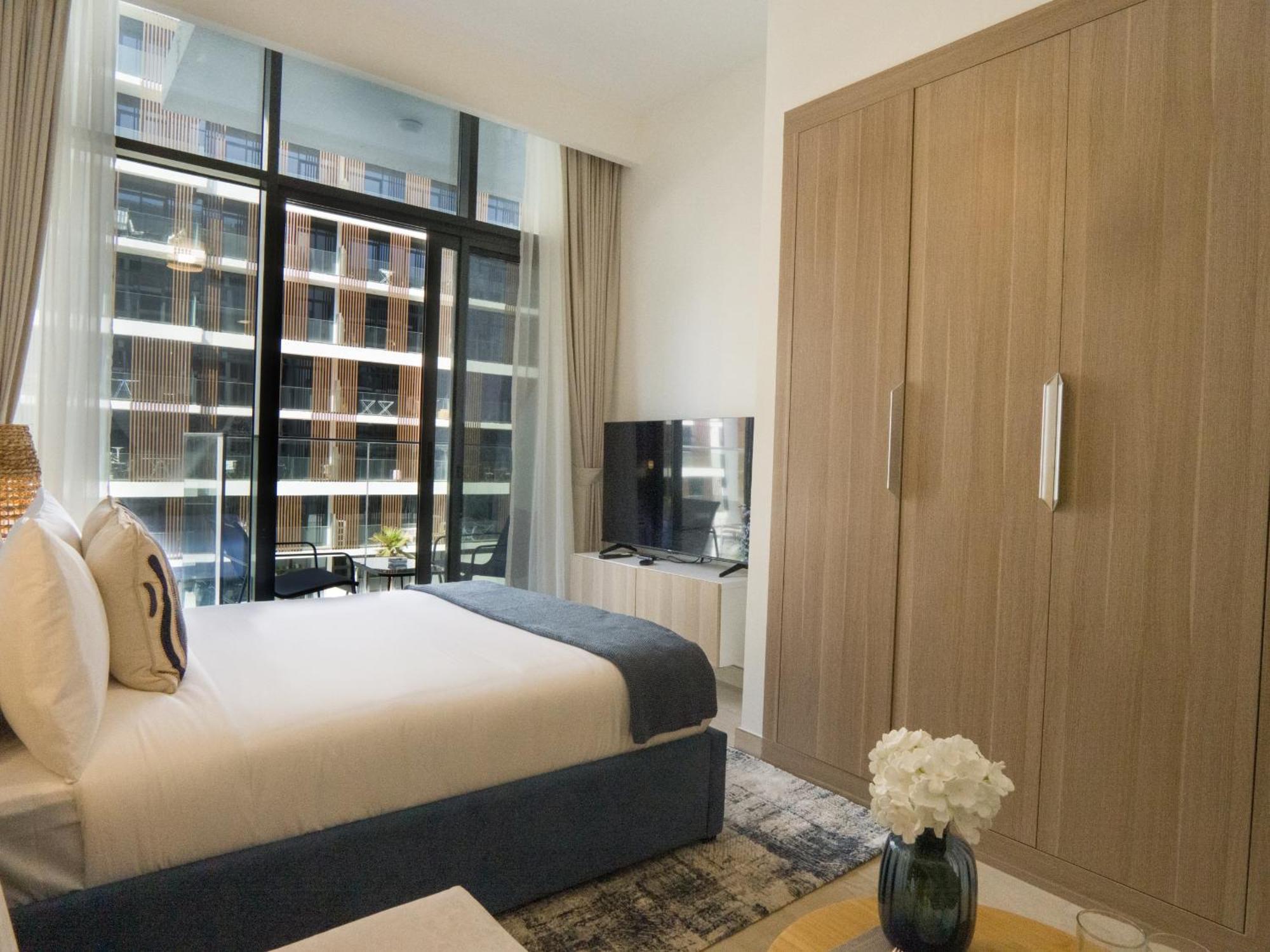 Appartement Easygo- Lavish Stu With Pool View In Azizi Riviera Dubaï